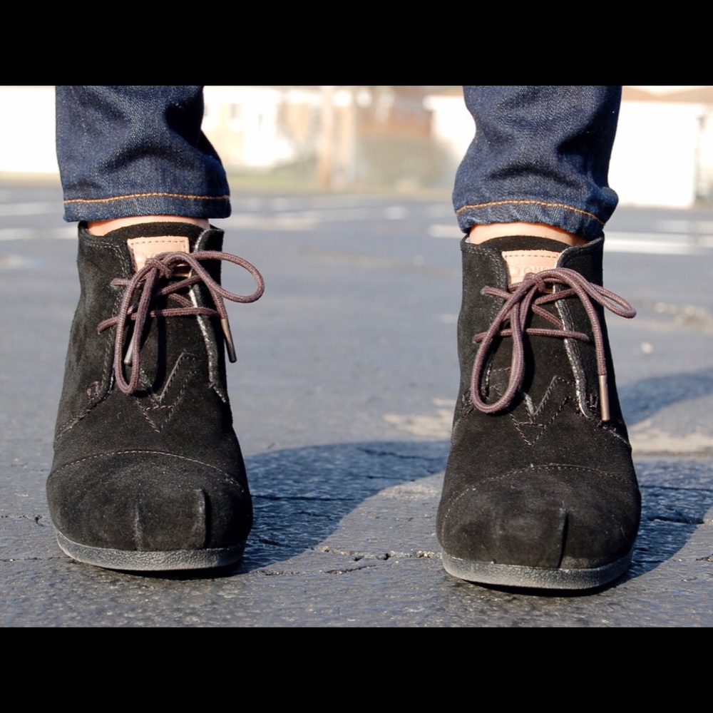 TOM'S! - Adorable Desert Wedge Brown Booties